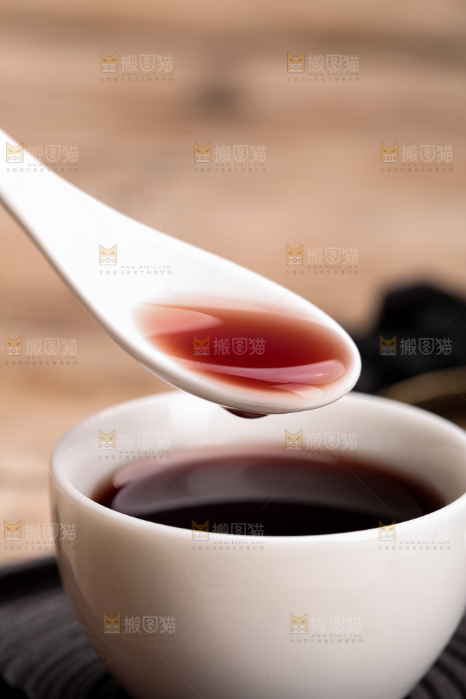 深底上的桑葚干