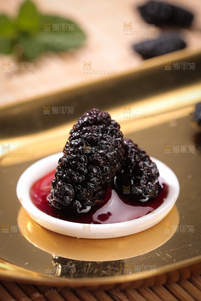 深底上的桑葚干