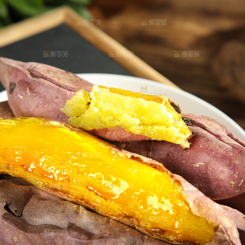 深底上的烤熟红瑶蜜薯