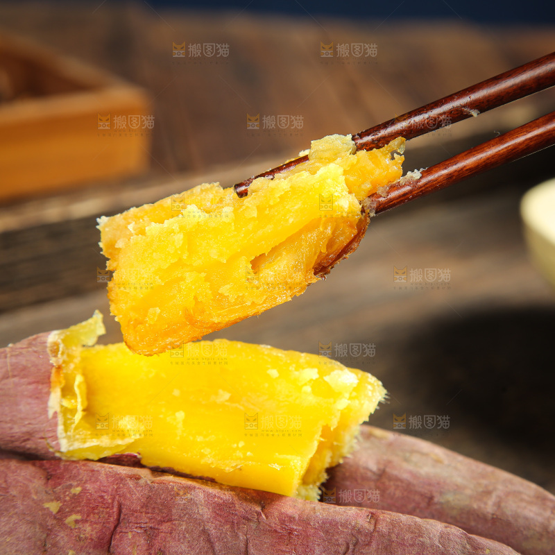 深底上的烤熟红瑶蜜薯