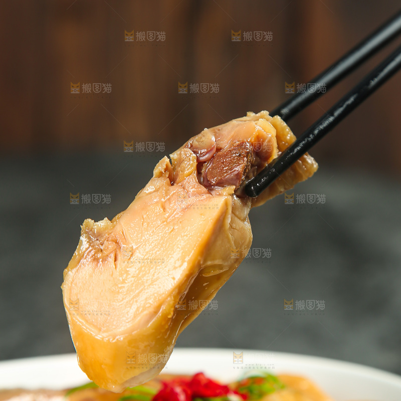 深底上的风干鸡菜品