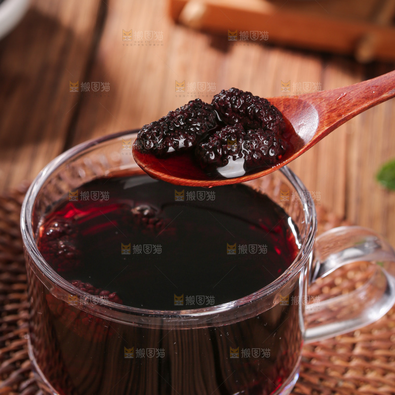 深底上的桑葚干