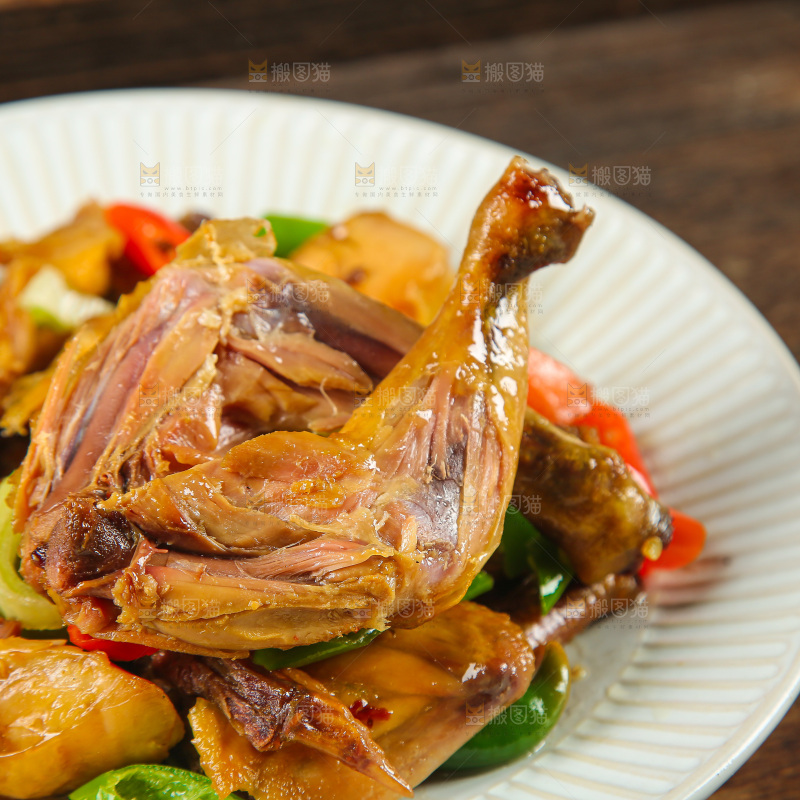 深底上的风干鸡菜品