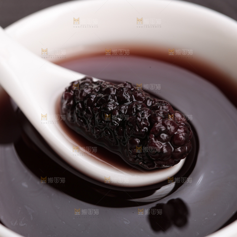 深底上的桑葚干