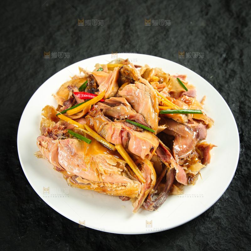 深底上的风干鸡菜品