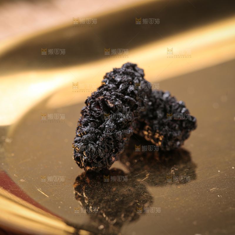 深底上的桑葚干
