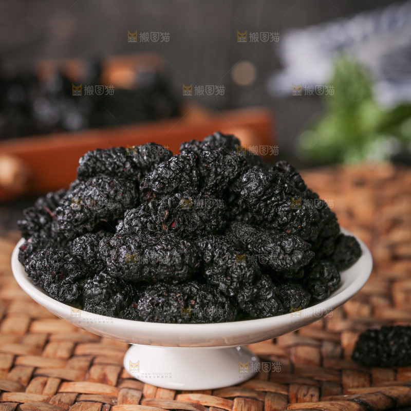深底上的桑葚干