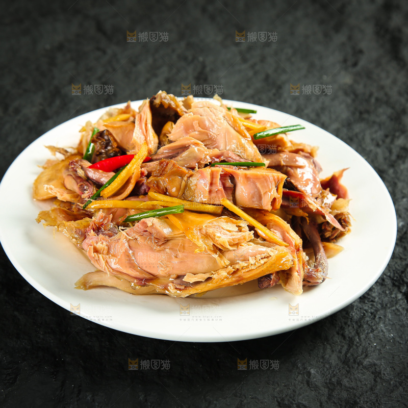 深底上的风干鸡菜品