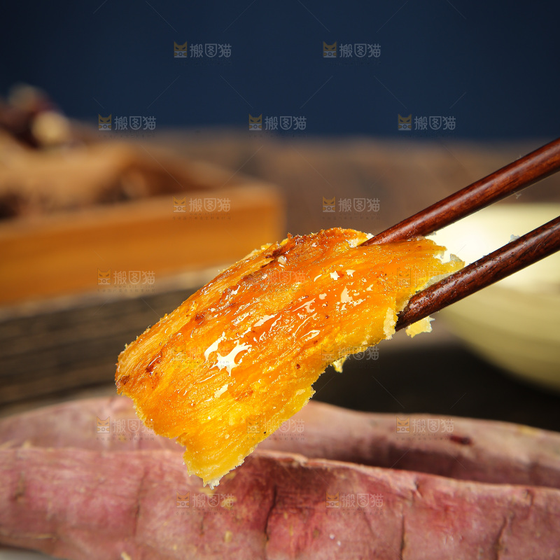 深底上的烤熟红瑶蜜薯