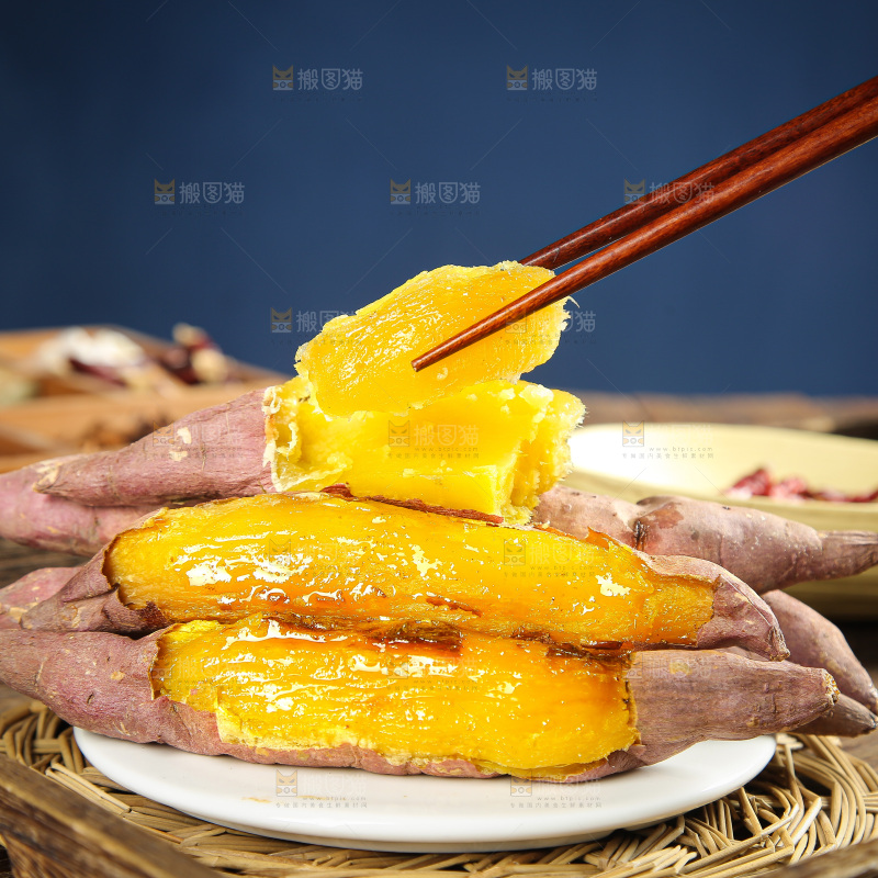 深底上的烤熟红瑶蜜薯