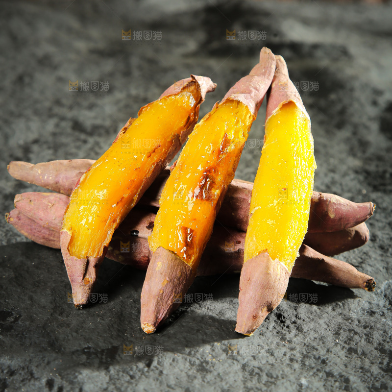 深底上的烤熟红瑶蜜薯