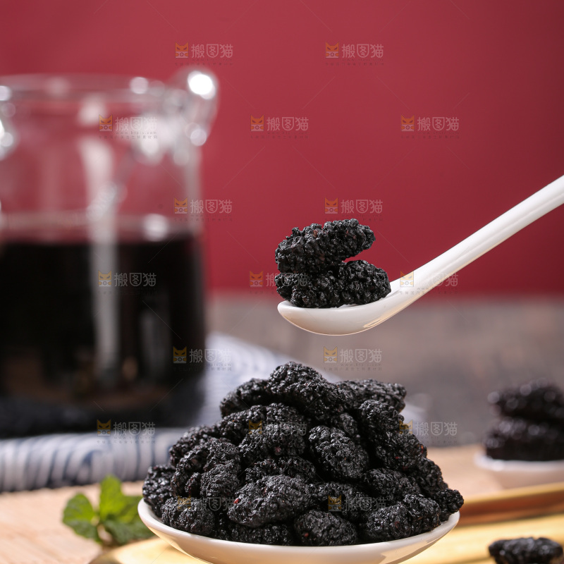 深底上的桑葚干