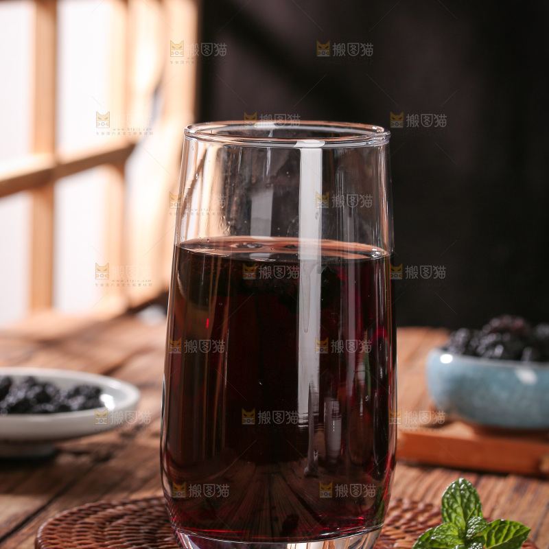 深底上的桑葚干