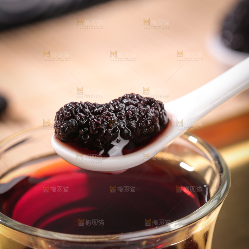 深底上的桑葚干