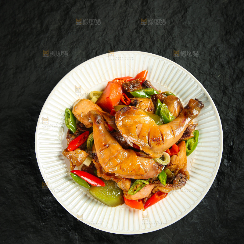 深底上的风干鸡菜品