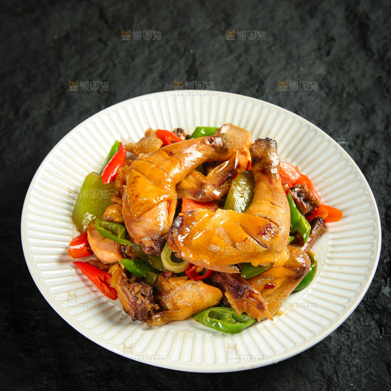 深底上的风干鸡菜品