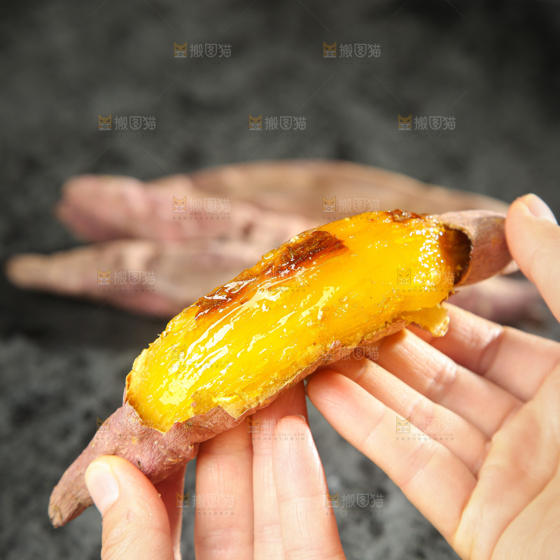 深底上的烤熟红瑶蜜薯
