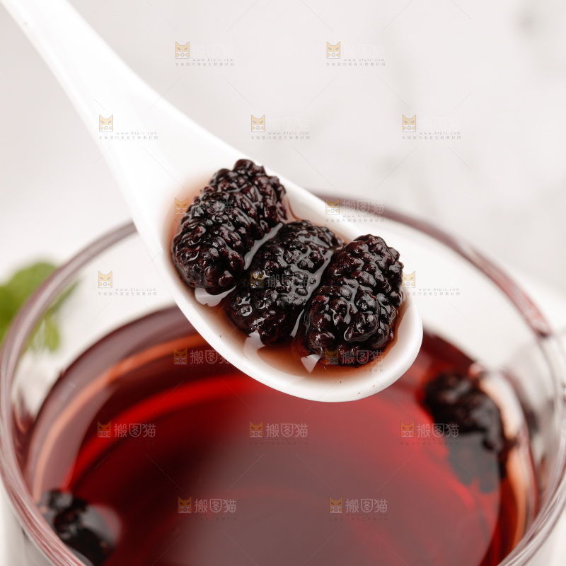 浅底上的桑葚干