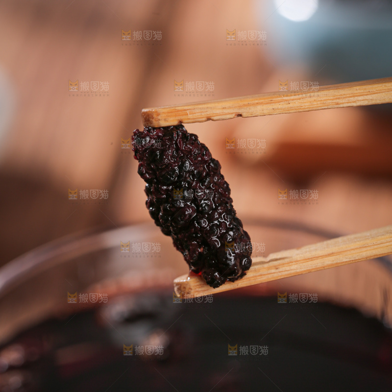 深底上的桑葚干