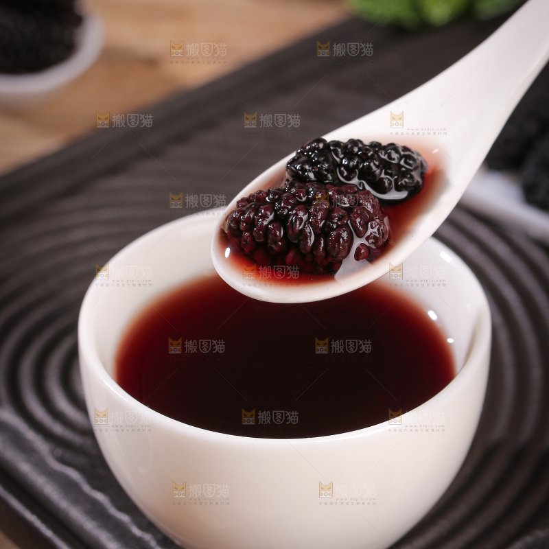深底上的桑葚干