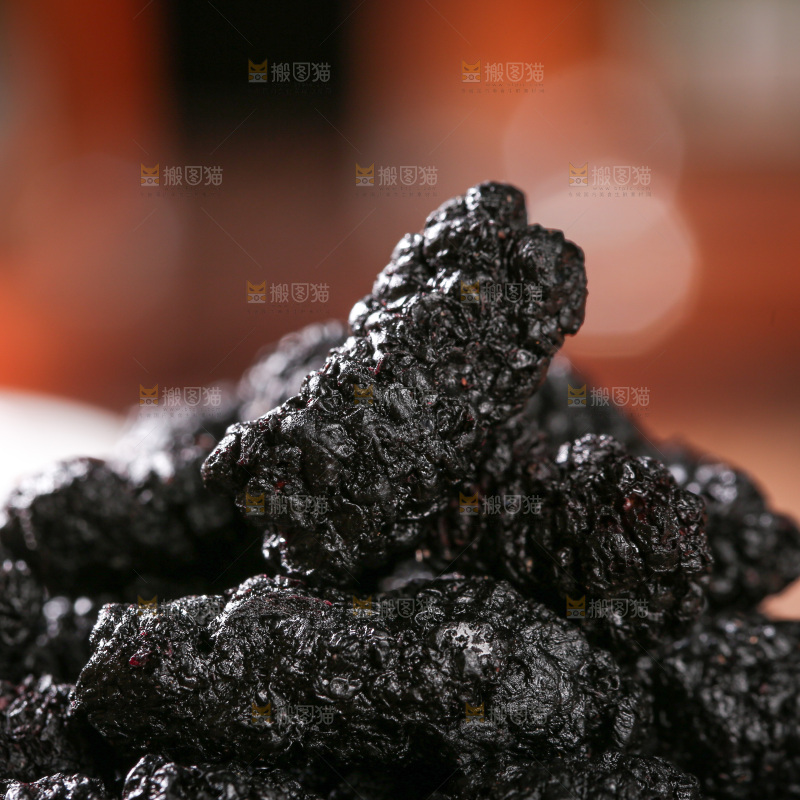 深底上的桑葚干