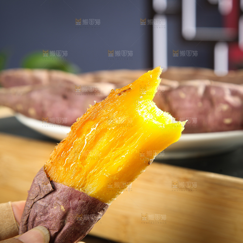 深底上的烤熟红瑶蜜薯