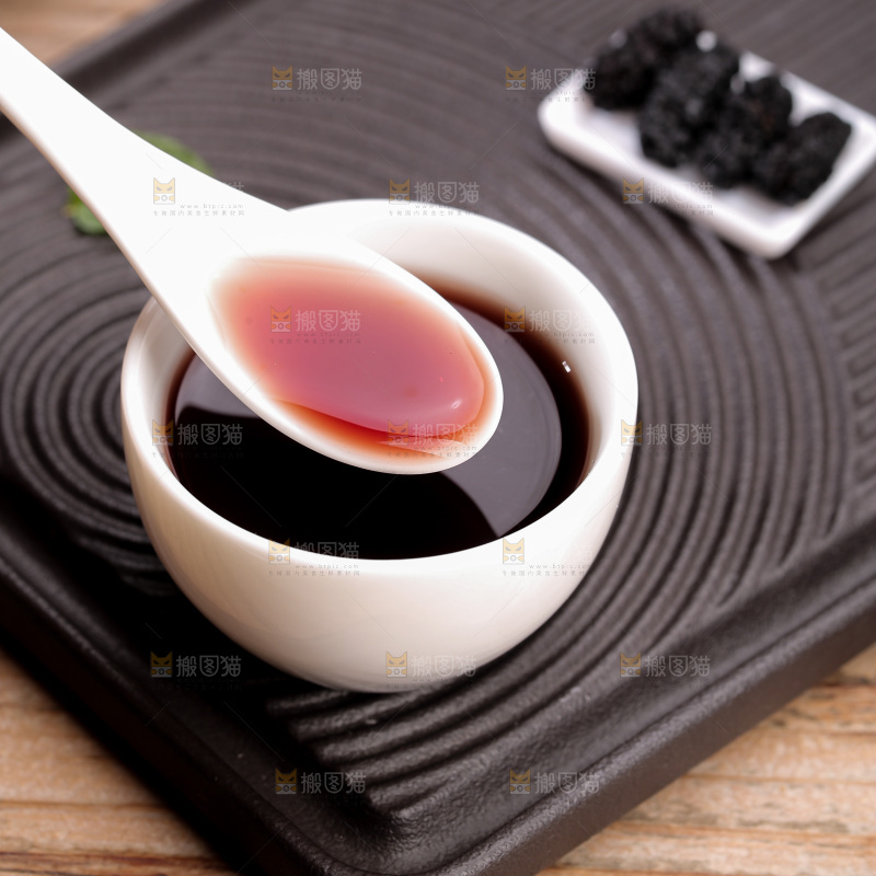 深底上的桑葚干