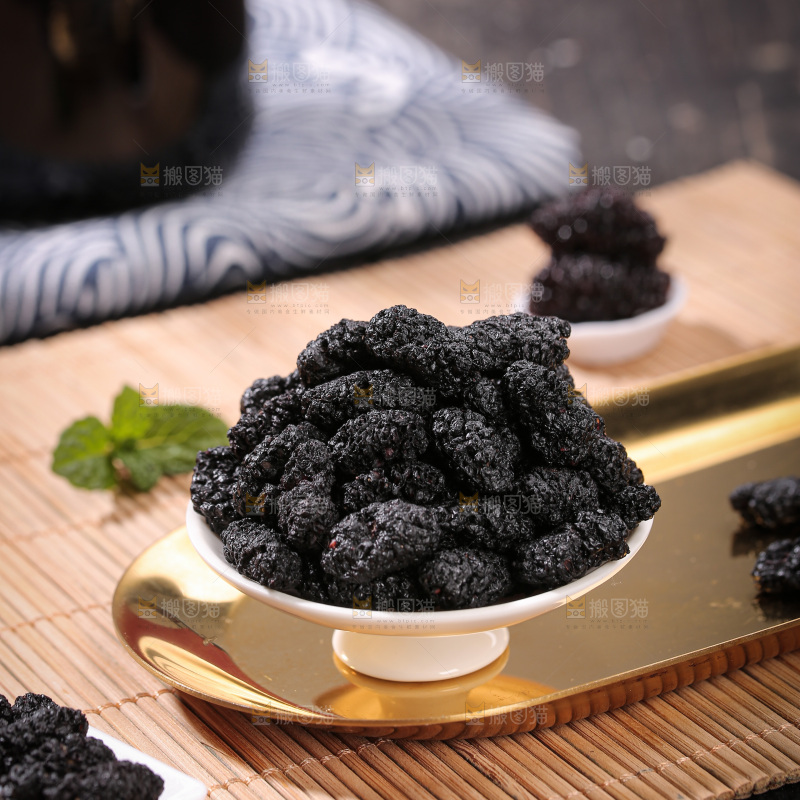 深底上的桑葚干