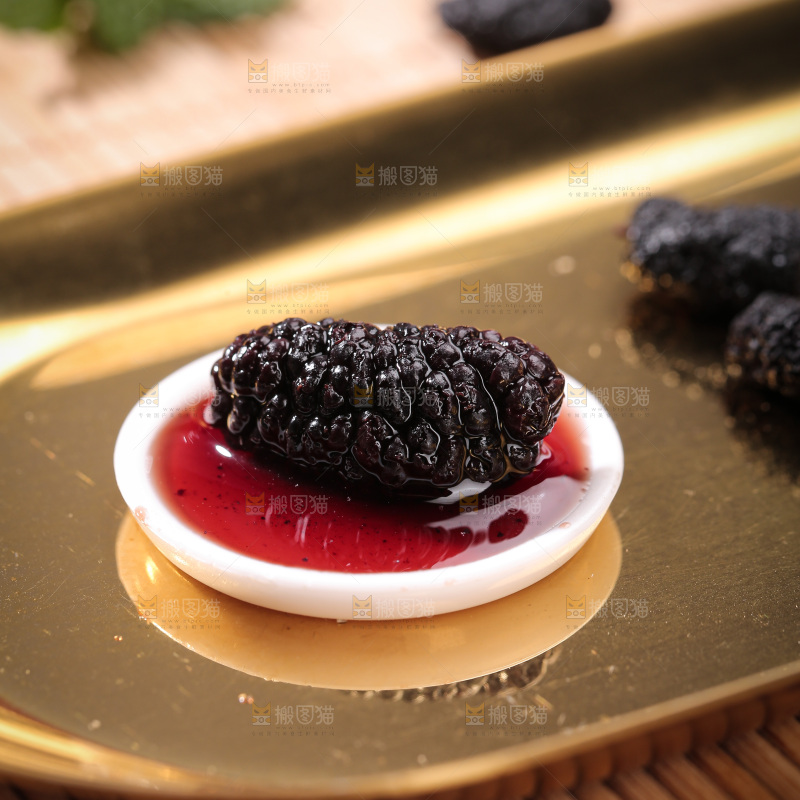 深底上的桑葚干