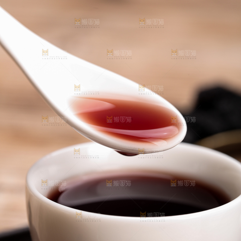 深底上的桑葚干