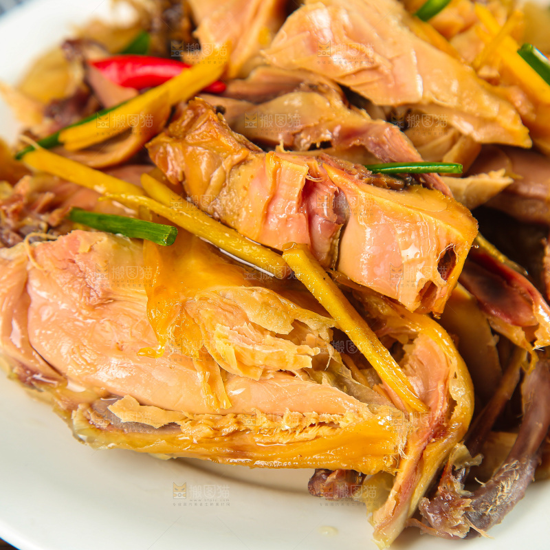 深底上的风干鸡菜品