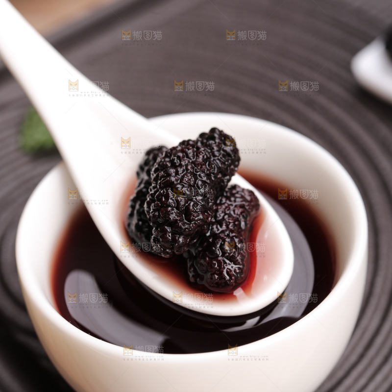 深底上的桑葚干