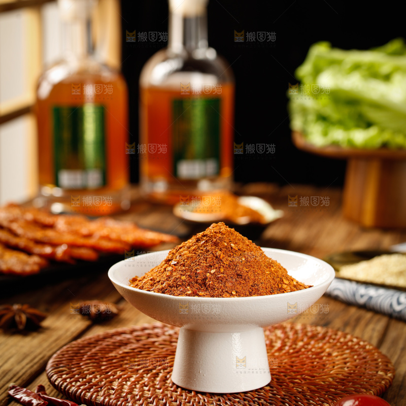 深底上的蘸料