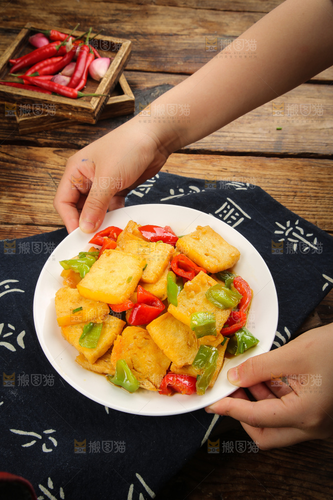 木底上的香煎豆腐