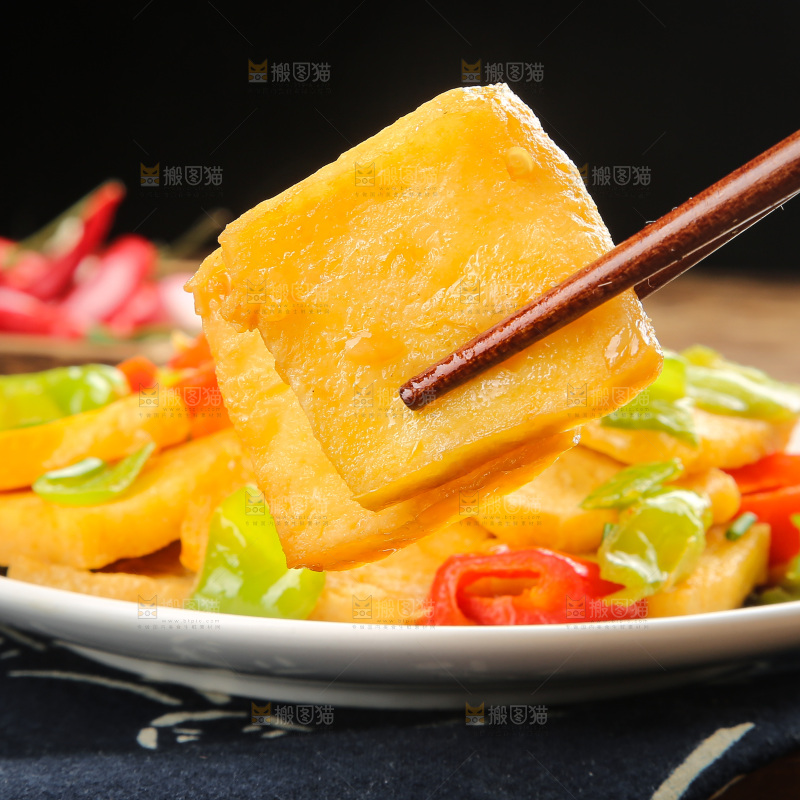 木底上的香煎豆腐