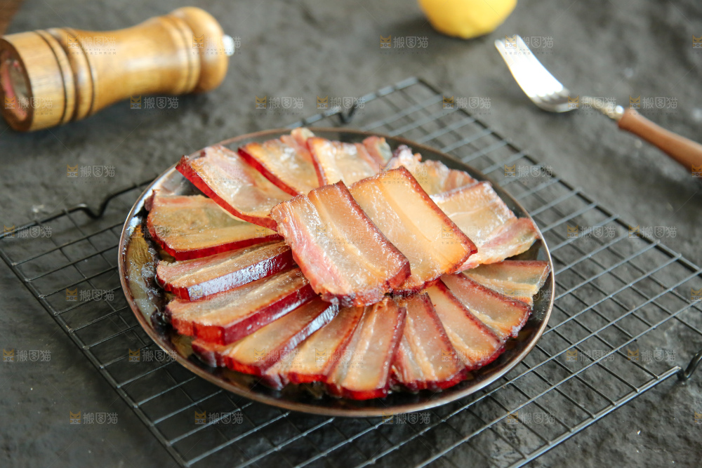 深底上的腊肉