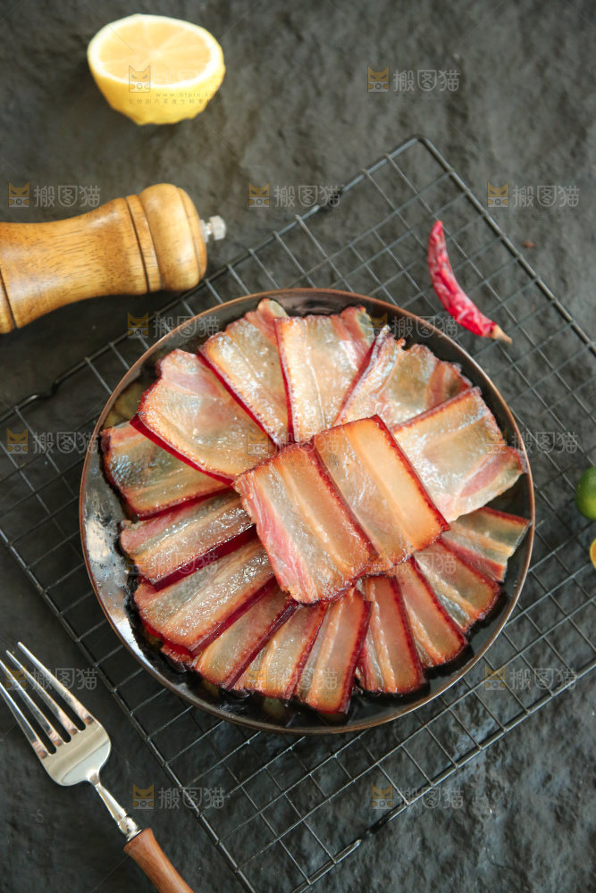 深底上的腊肉
