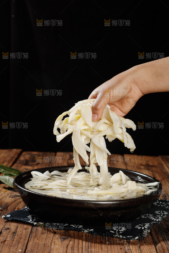 木板上的冬笋