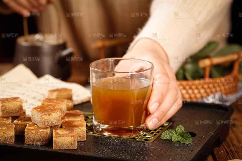 深底上的红糖块