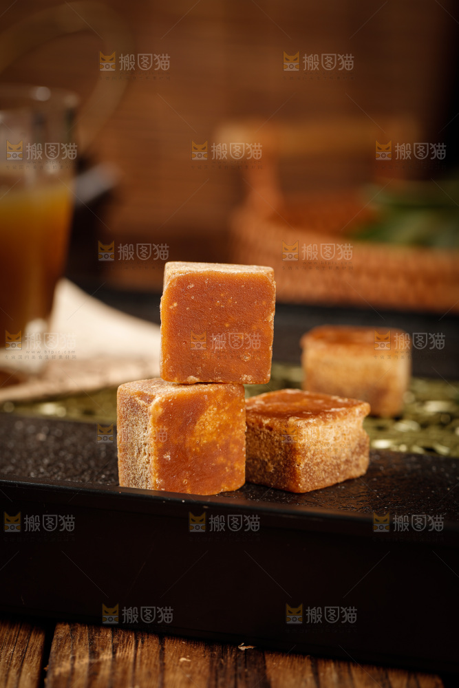 深底上的红糖块