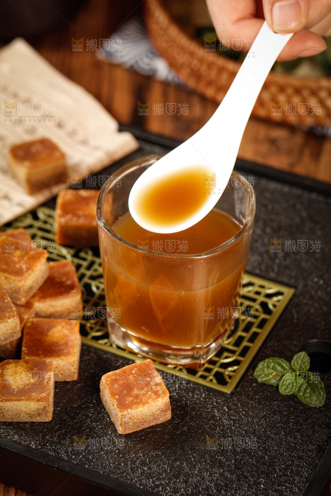 深底上的红糖块