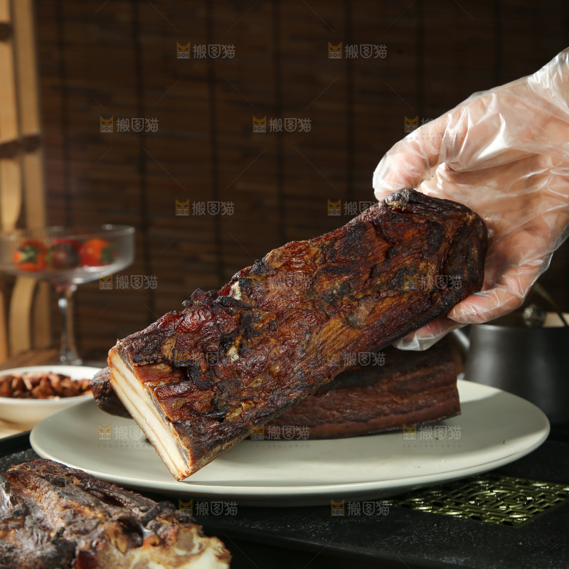 深底上的腊肉