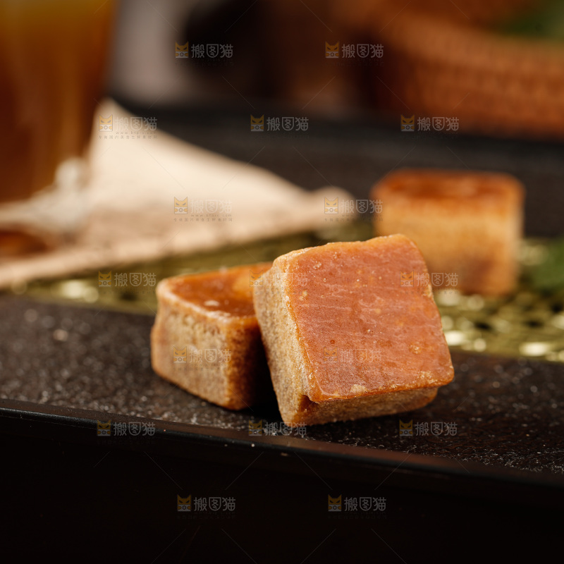 深底上的红糖块