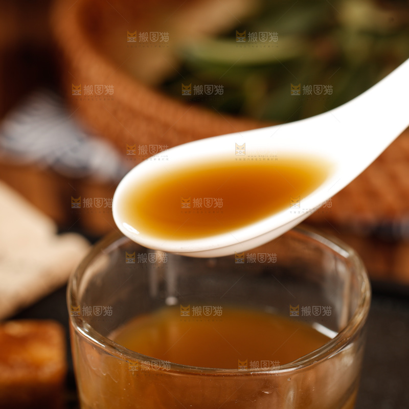 深底上的红糖块