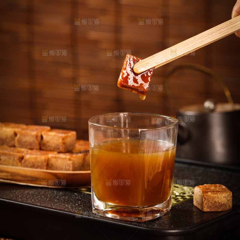 深底上的红糖块