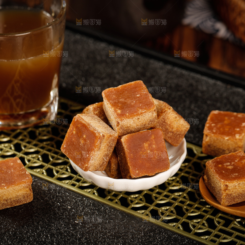深底上的红糖块