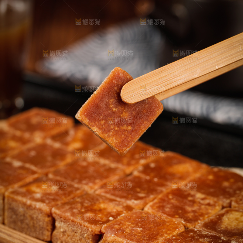 深底上的红糖块