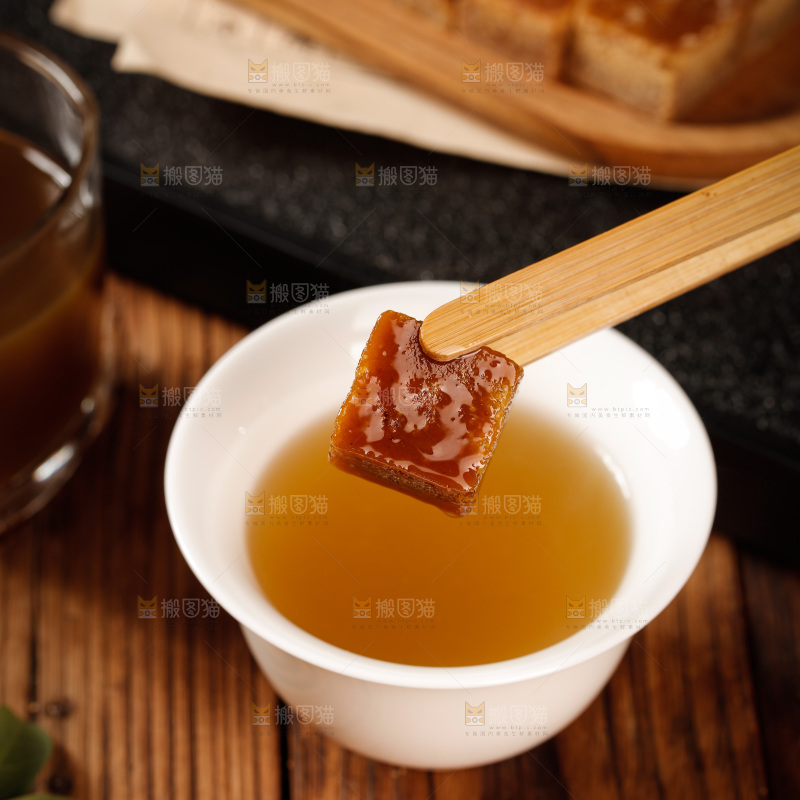 深底上的红糖块