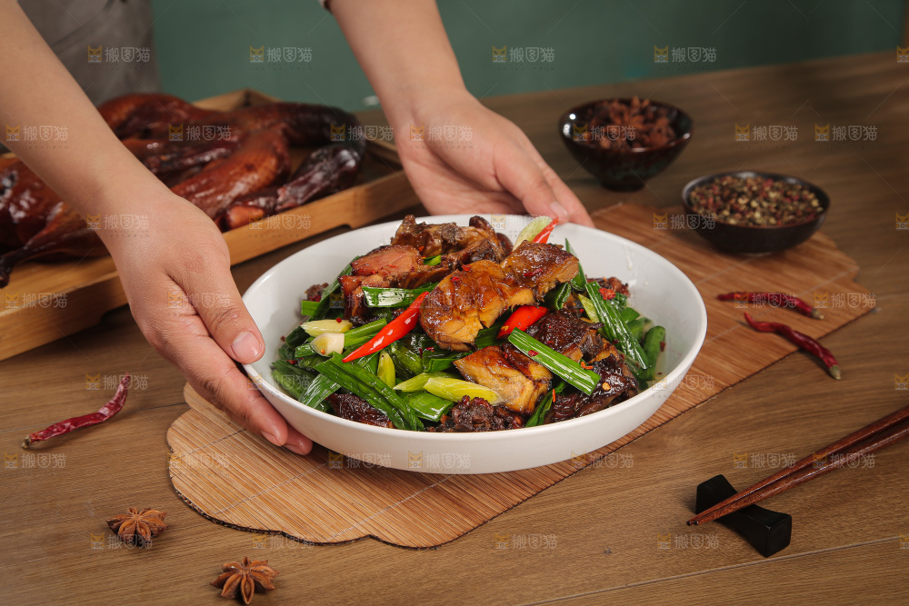 深底上的炒腊鸭
