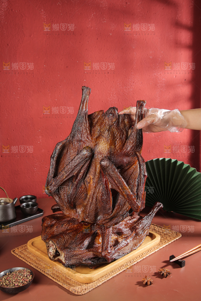 深底上整只腊鹅